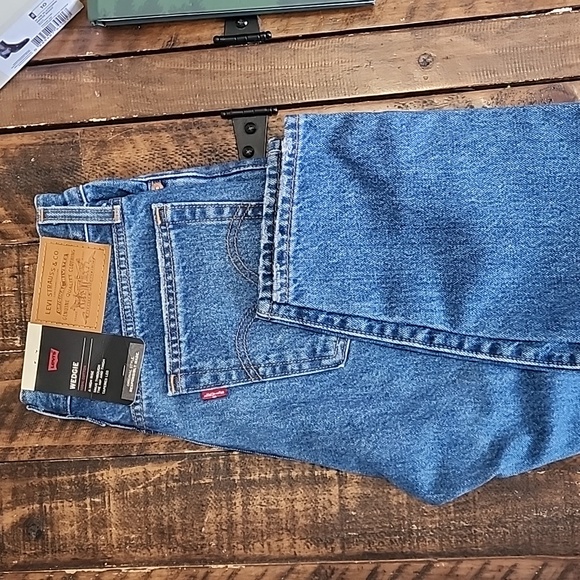 Levis - Picture 2 of 3